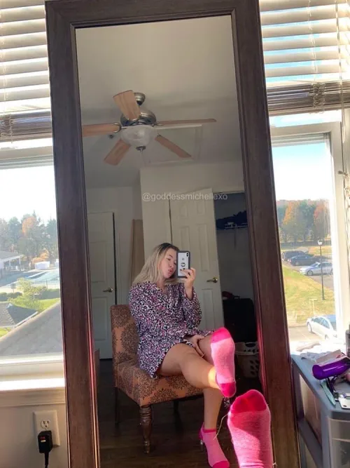 Say good morning to my socks 😌 [F]