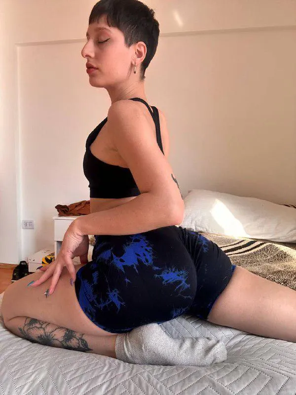 Snakebutt pose