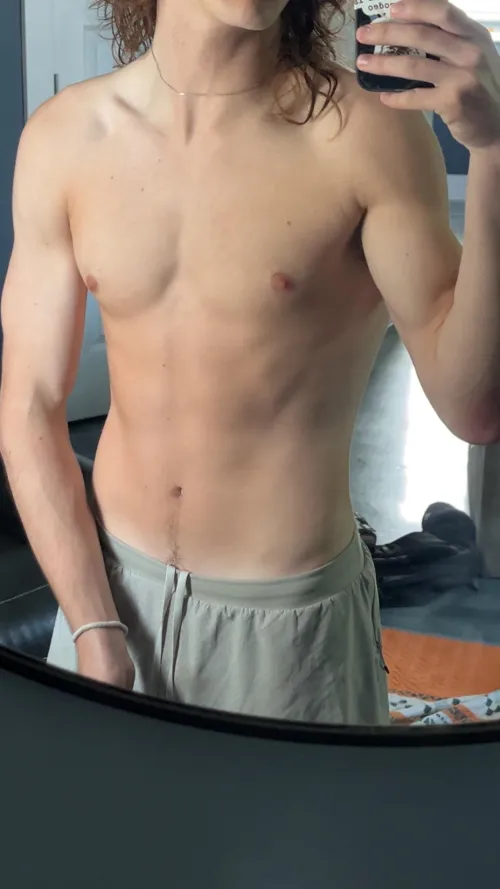 23 m looking for guys around my age, fit attractive