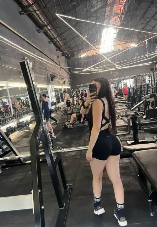 A big ass slut in the gym