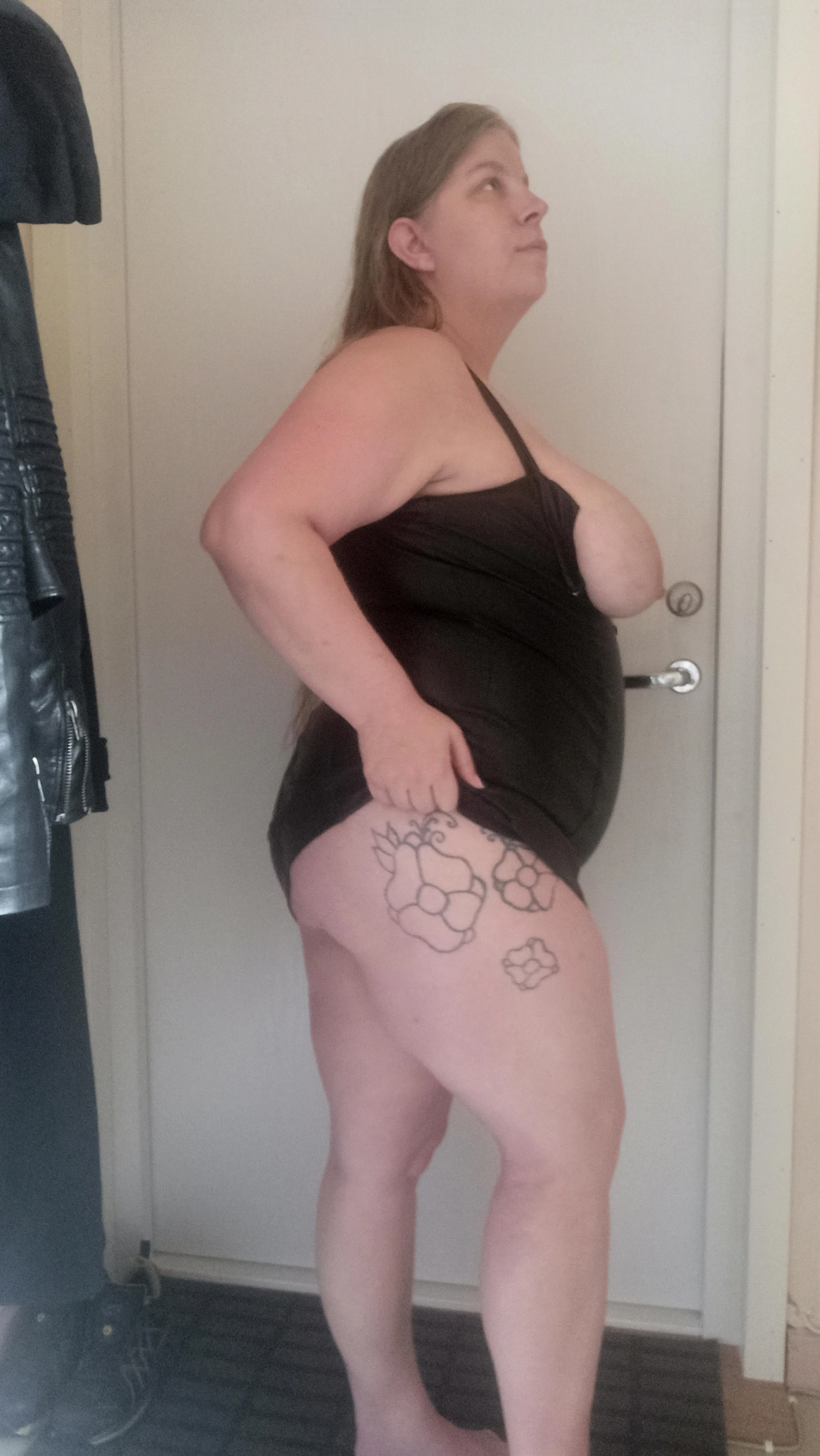 Curvy and awesome 😘 sneak peak on the boob 🤭🙈