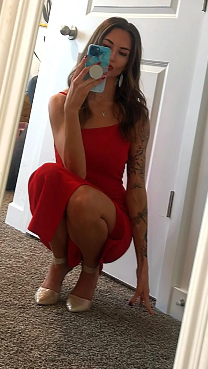 Should I fuck a random redditor who says hi?? hmm 🥰🙈