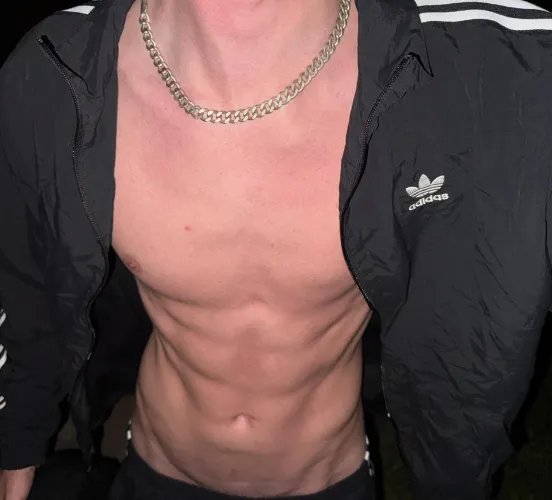 Who wants to join me on a late night walk?💦