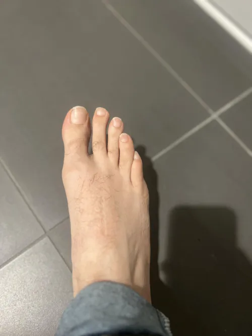 Daddy need his nails clipped anyone wanna trim them with their mouth?