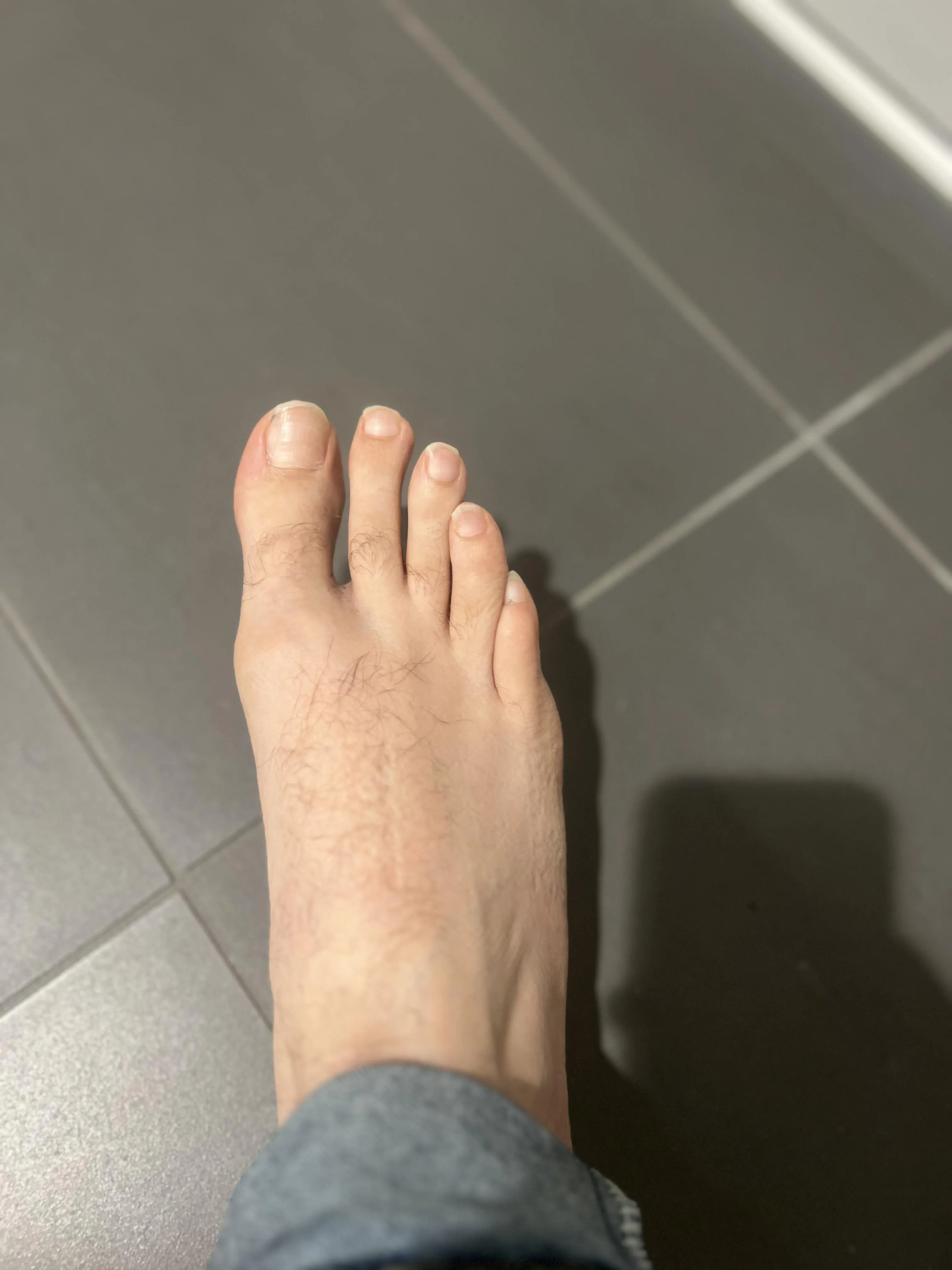 Daddy need his nails clipped anyone wanna trim them with their mouth?