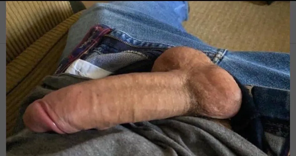 Wondering if I’m lucky enough to get 2 mouths around my cock today! Dm me