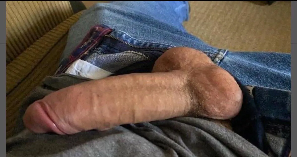 Wondering if I’m lucky enough to get 2 mouths around my cock today! Dm me