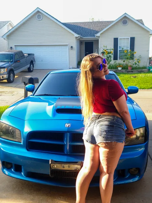 Be honest 😏 which one would you rather take for a ride? Me (😈) or the Super Bee?(🐝)