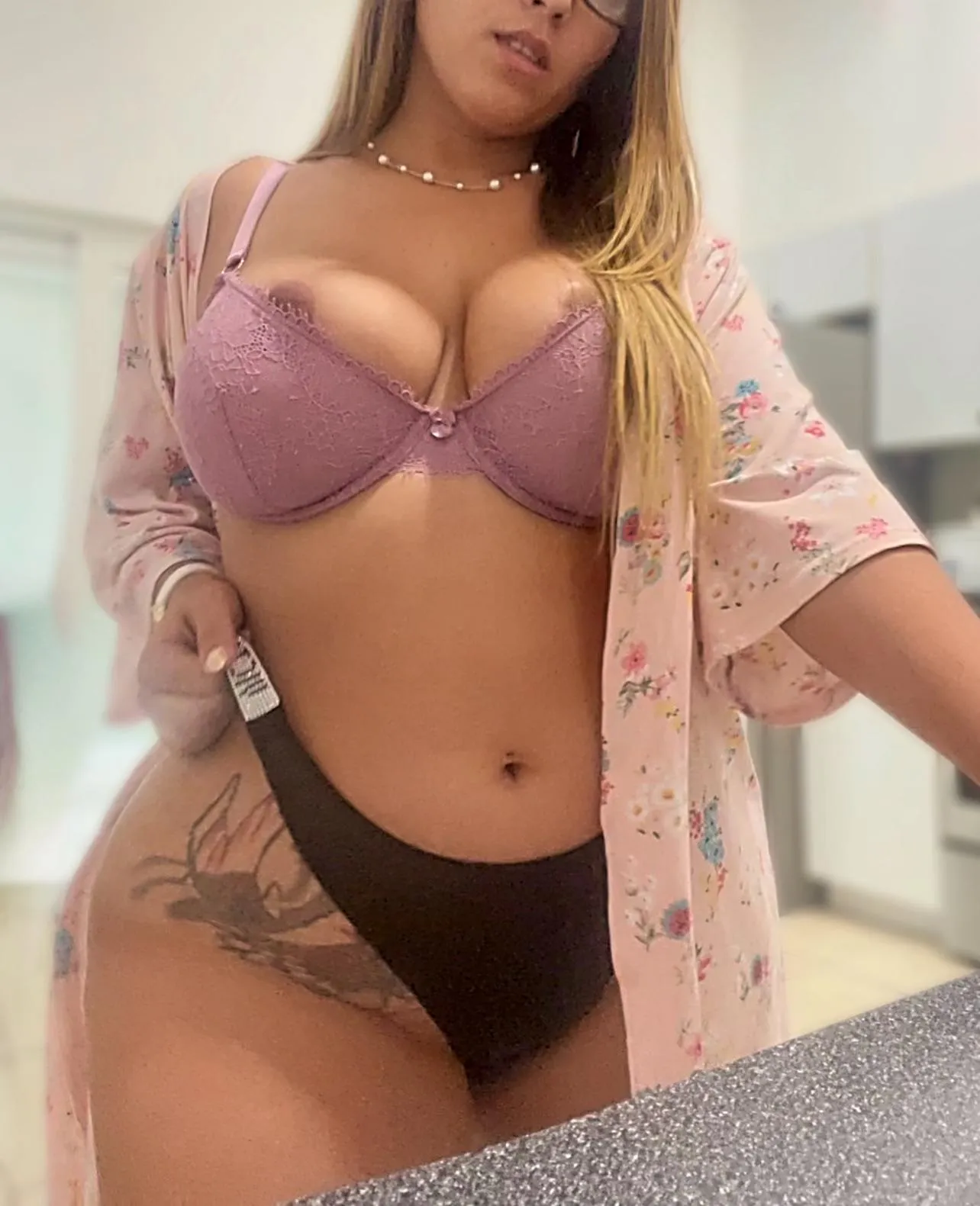 Come play with this Cuban mami 😏