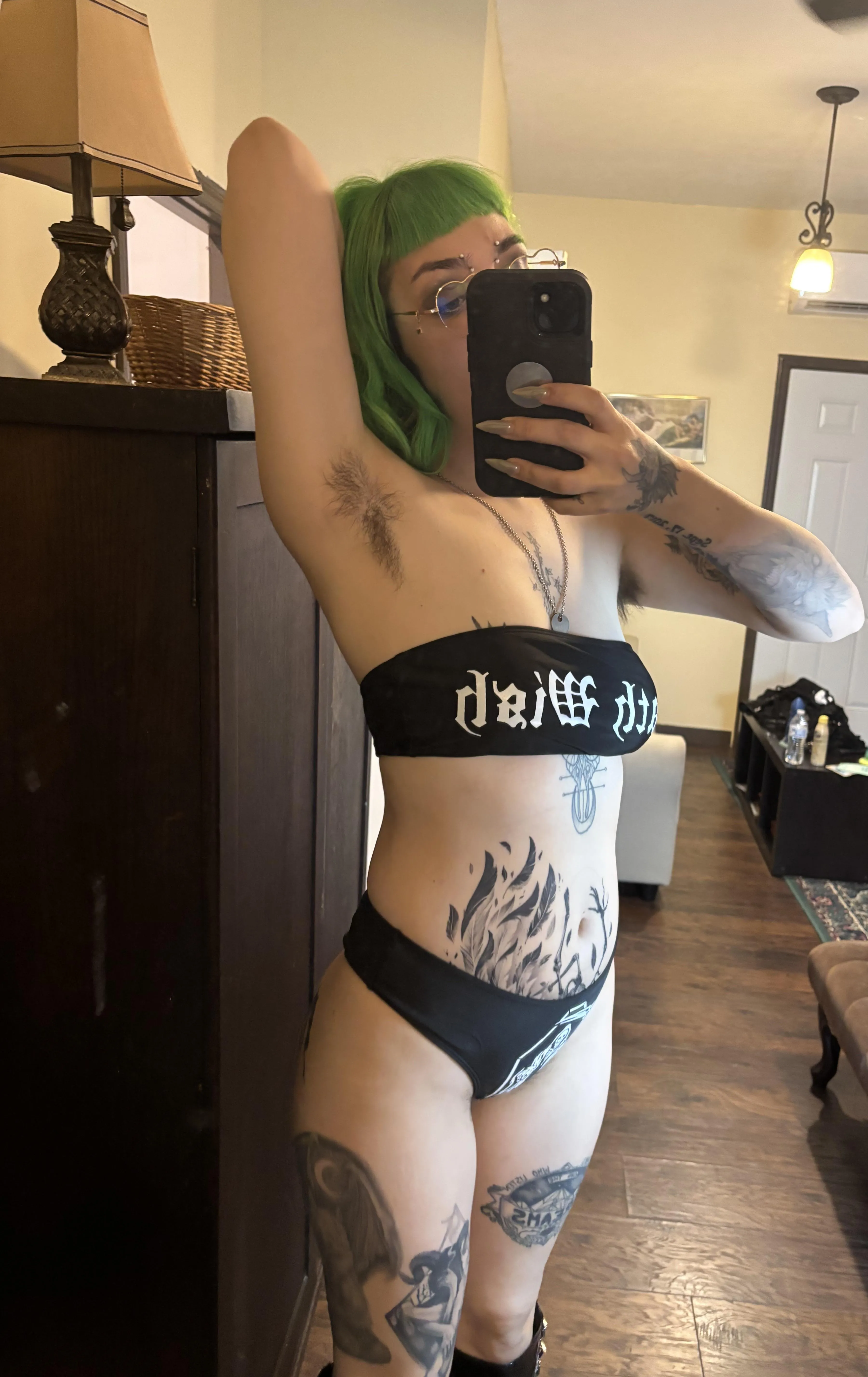 Come give Mommy’s pits a little taste