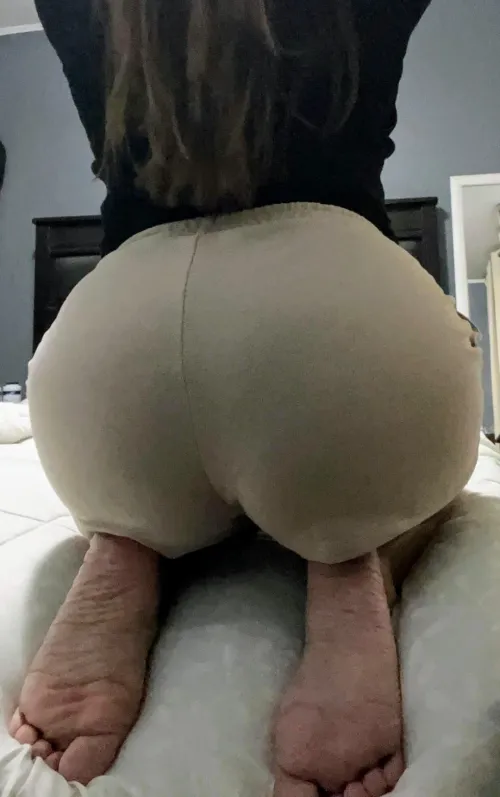 Fat ass and tiny dirty feet. I need cleaning. How would you help