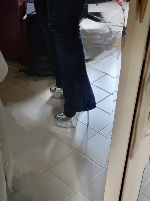 Man obsessed with high heels wants to find his high heel obsessed girlfriend