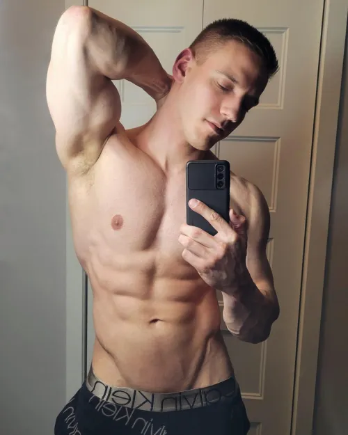 Ready to worship Daddy's muscles 💪🏼😏..?