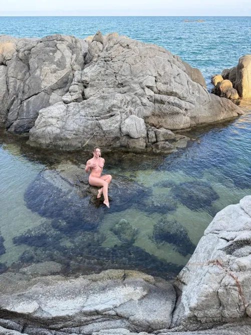 The sea wrapped me in silence