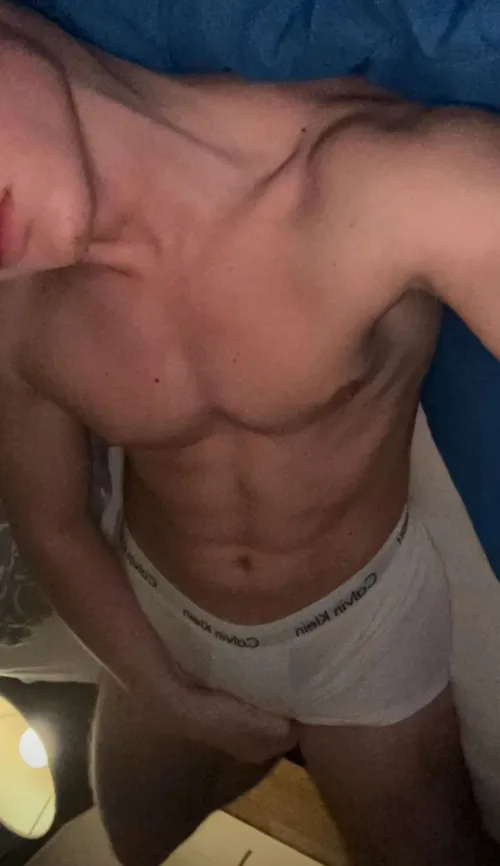 25 straight swimmer looking for gamer and gym bros. Any age welcome just be fit and show face