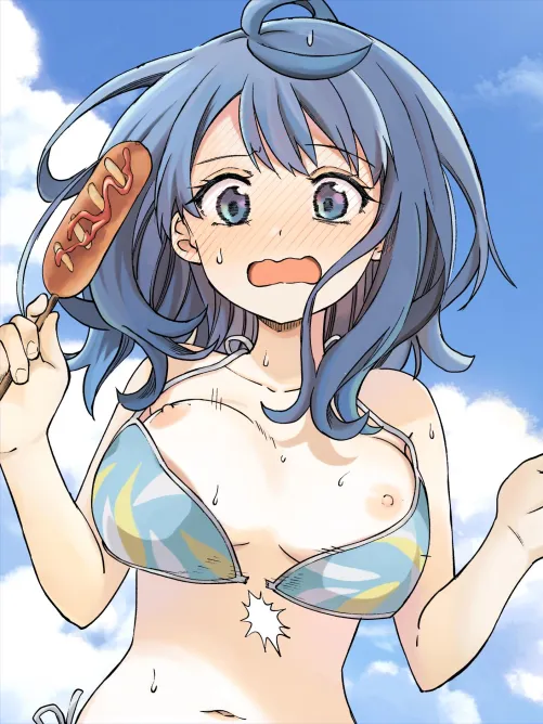 The swimsuit was a little too small to hold up (不確定)