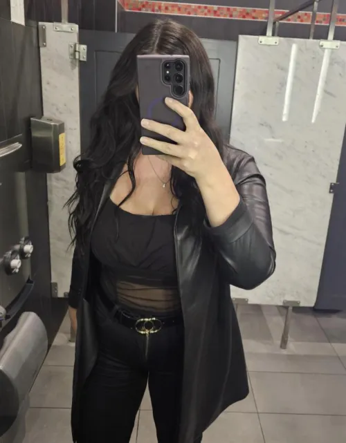 I feel so good wearing leather, and i kinda feel like im on The Matrix
