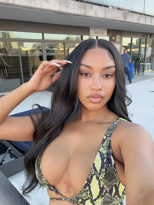 Join me by the pool ! 🥰