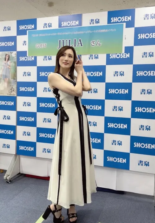 Julia looking lovely for the photographers