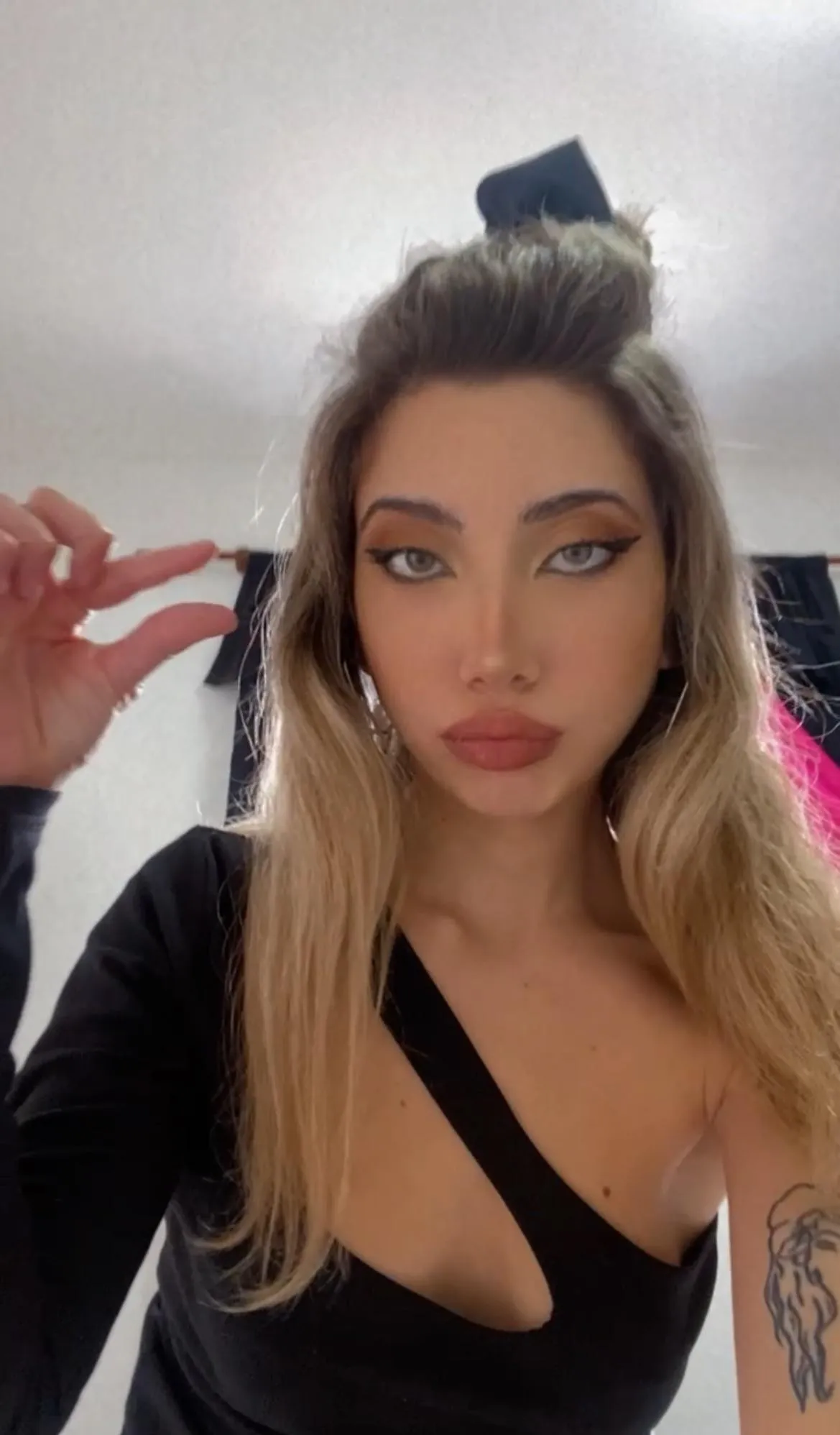 Say PLEASE if you want mommy to humiliate you right now 😈🤏🏼