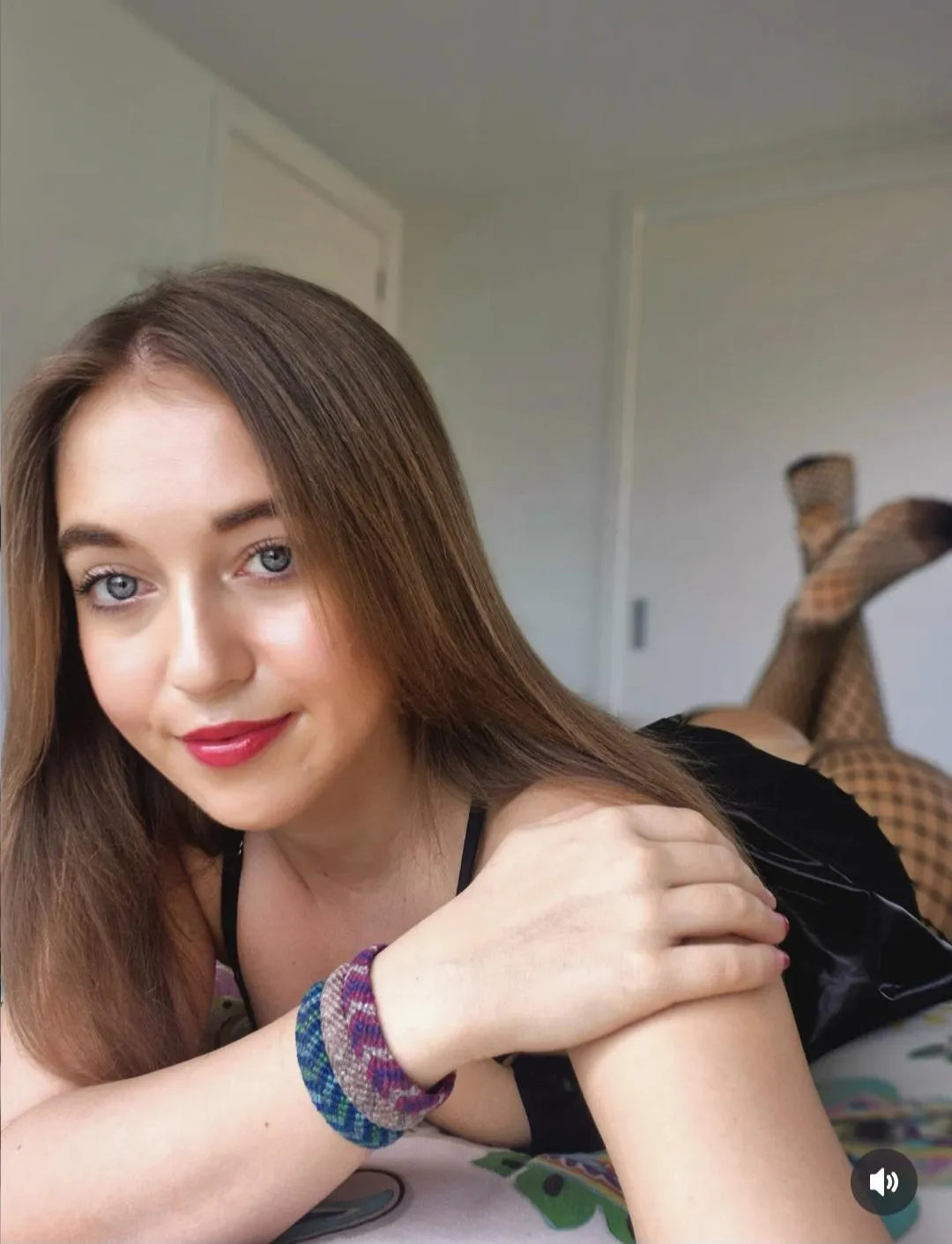 I'm running a 10% discount over the weekend to celebrate getting a new bed to make content on!!