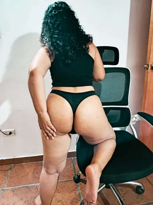 Obsessed with how black looks on this peach 🍑