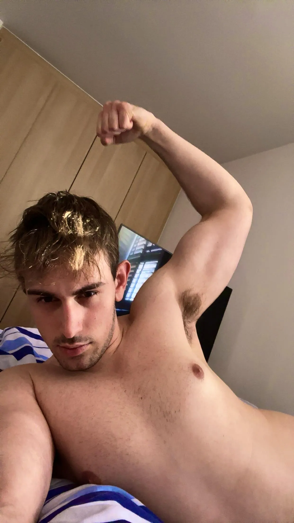 Look how nice and hairy those pits are😏