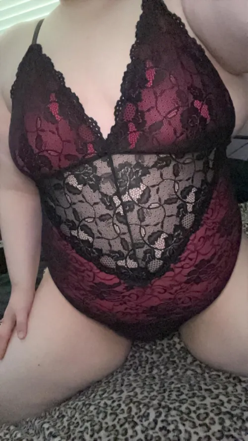 Red and black lace is so romantic 🖤✨