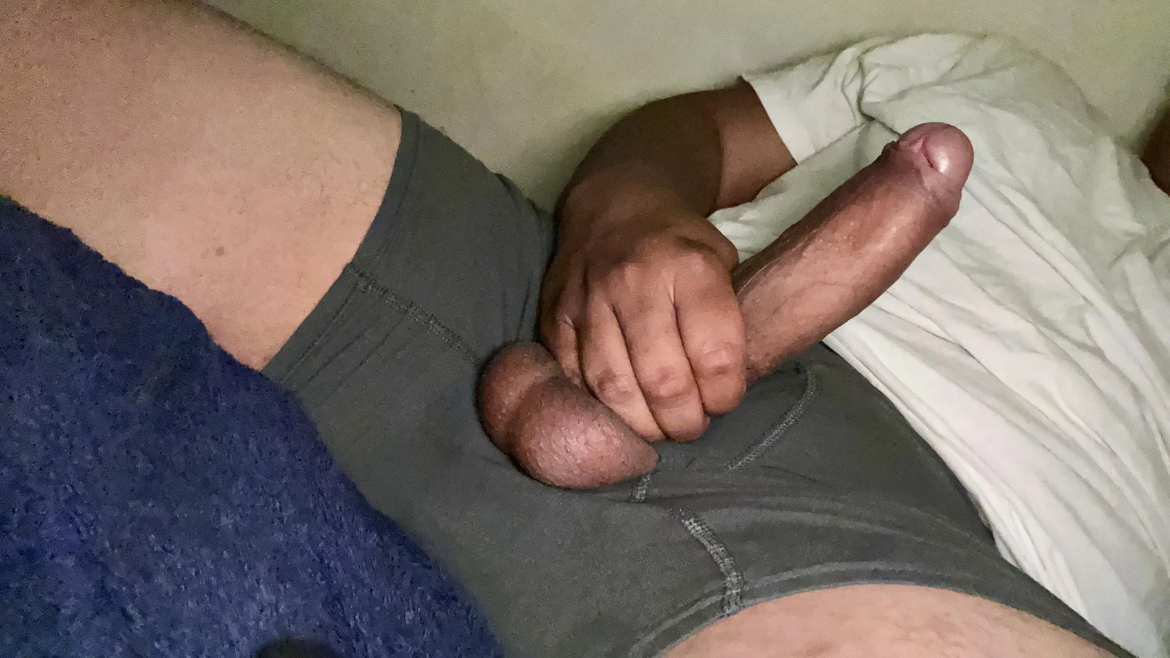 21 Latino, who wanna help me out with my morning wood 😜