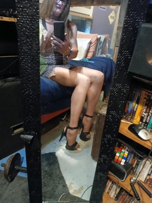 Anyone up to come over and jack off and cum down my throat