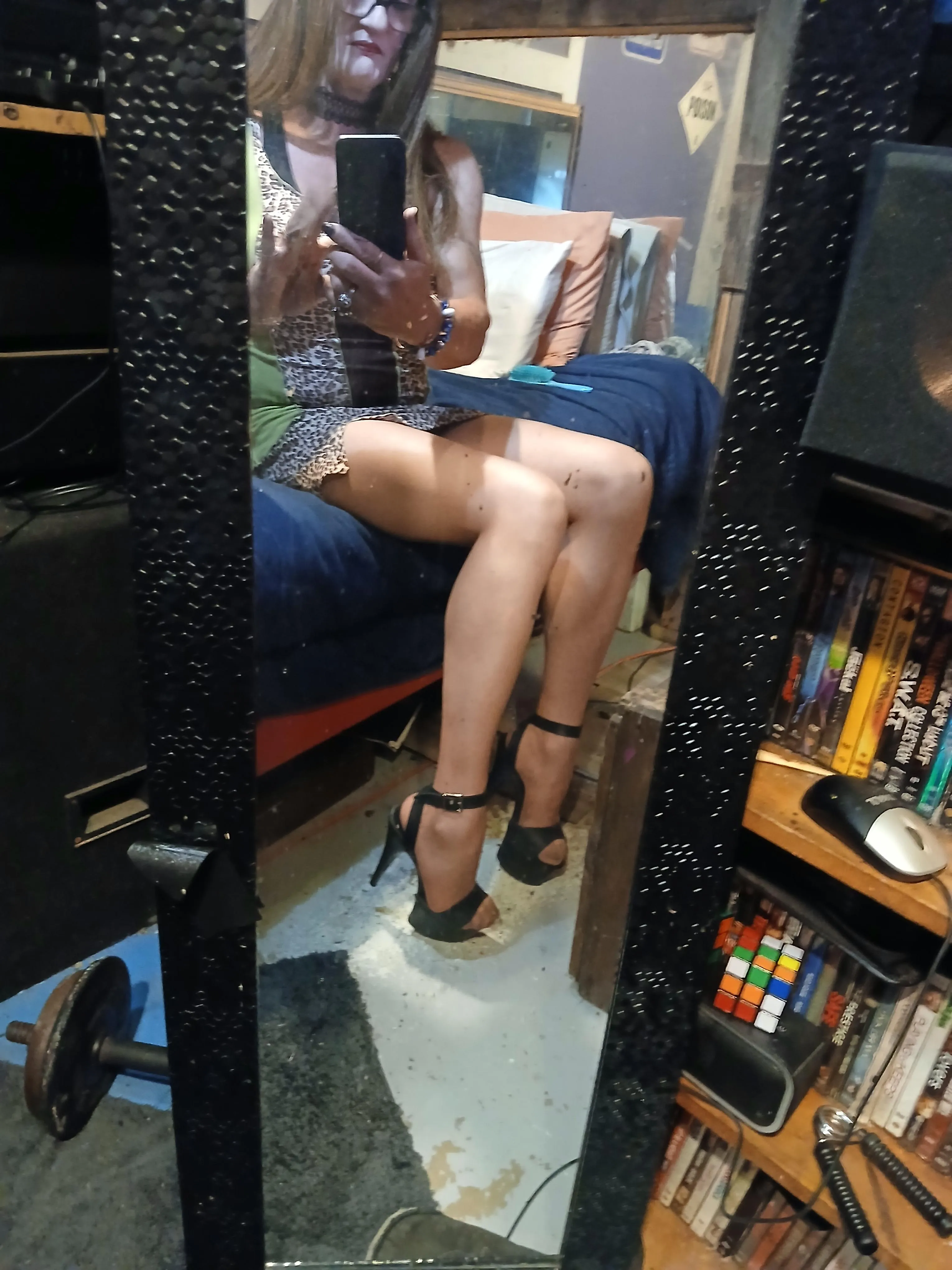 Anyone up to come over and jack off and cum down my throat