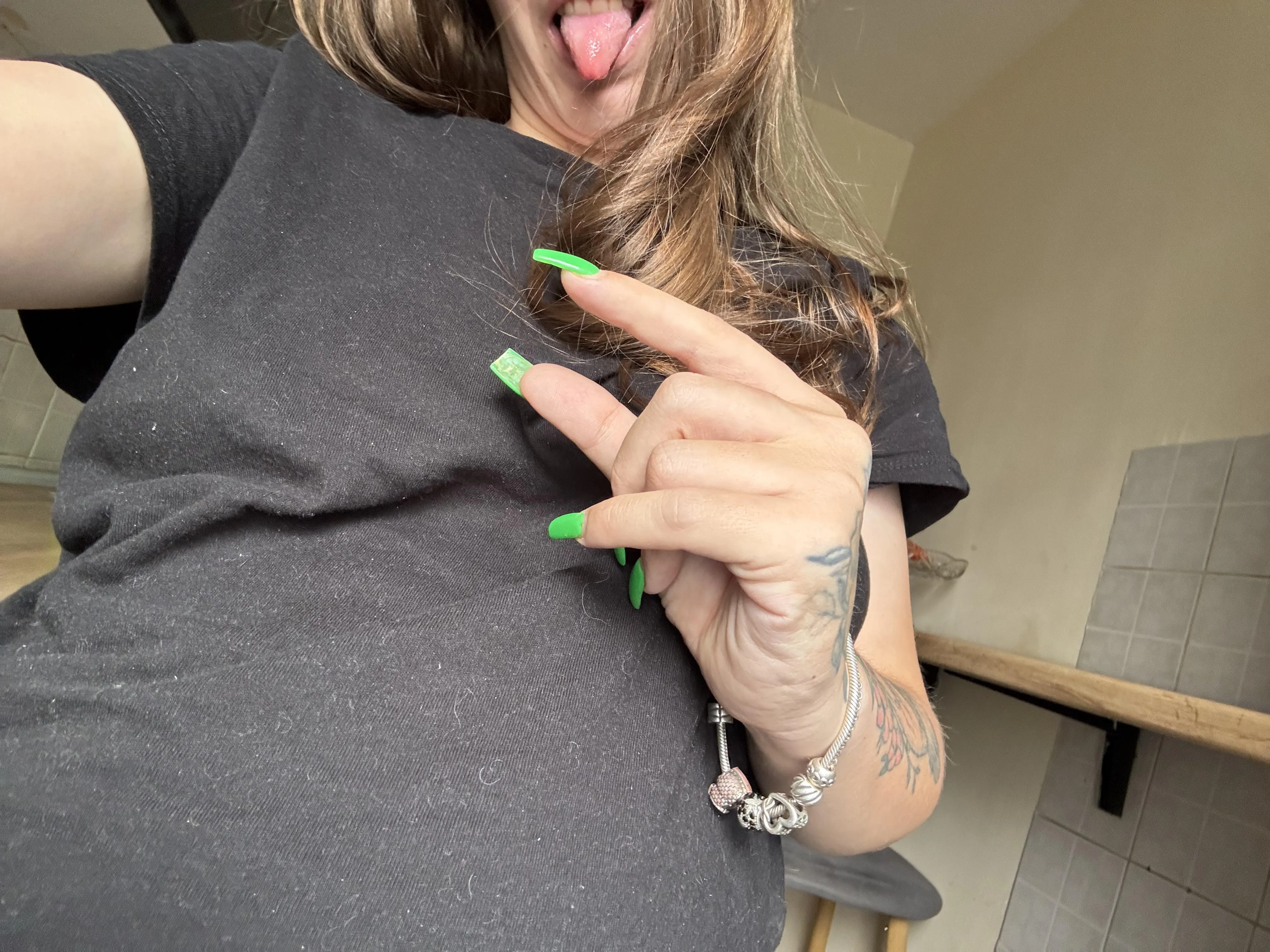 Arrow up and admit it… ‘I have a tiny dick, Mommy’ if you’re under 7 inches… I’ll make you beg 😍