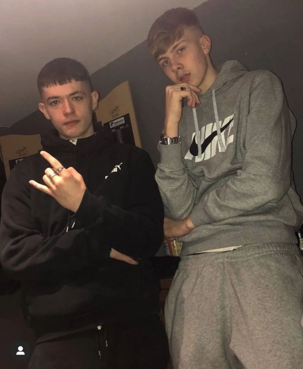 Left or right? 😏 [Non-OC]