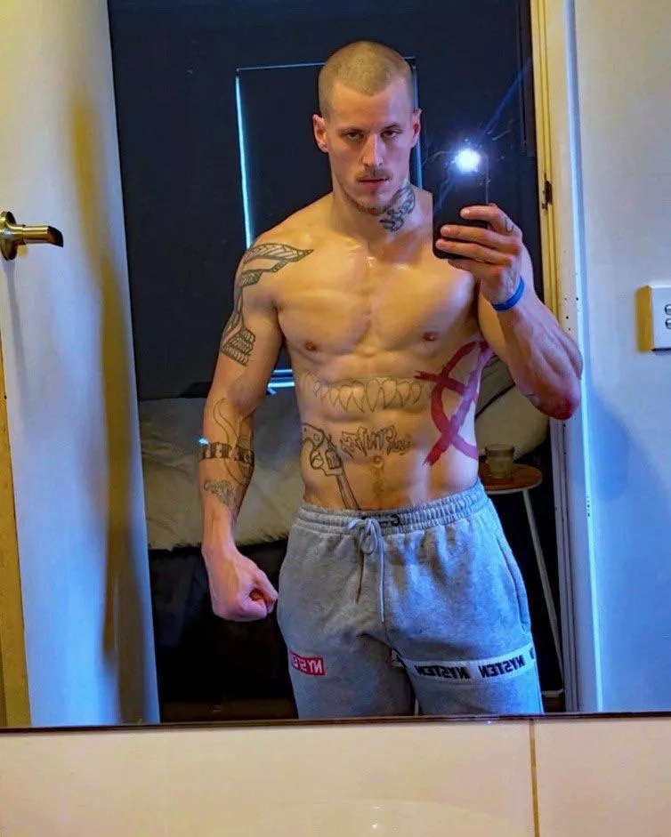 (32) Worship every inch of my muscle