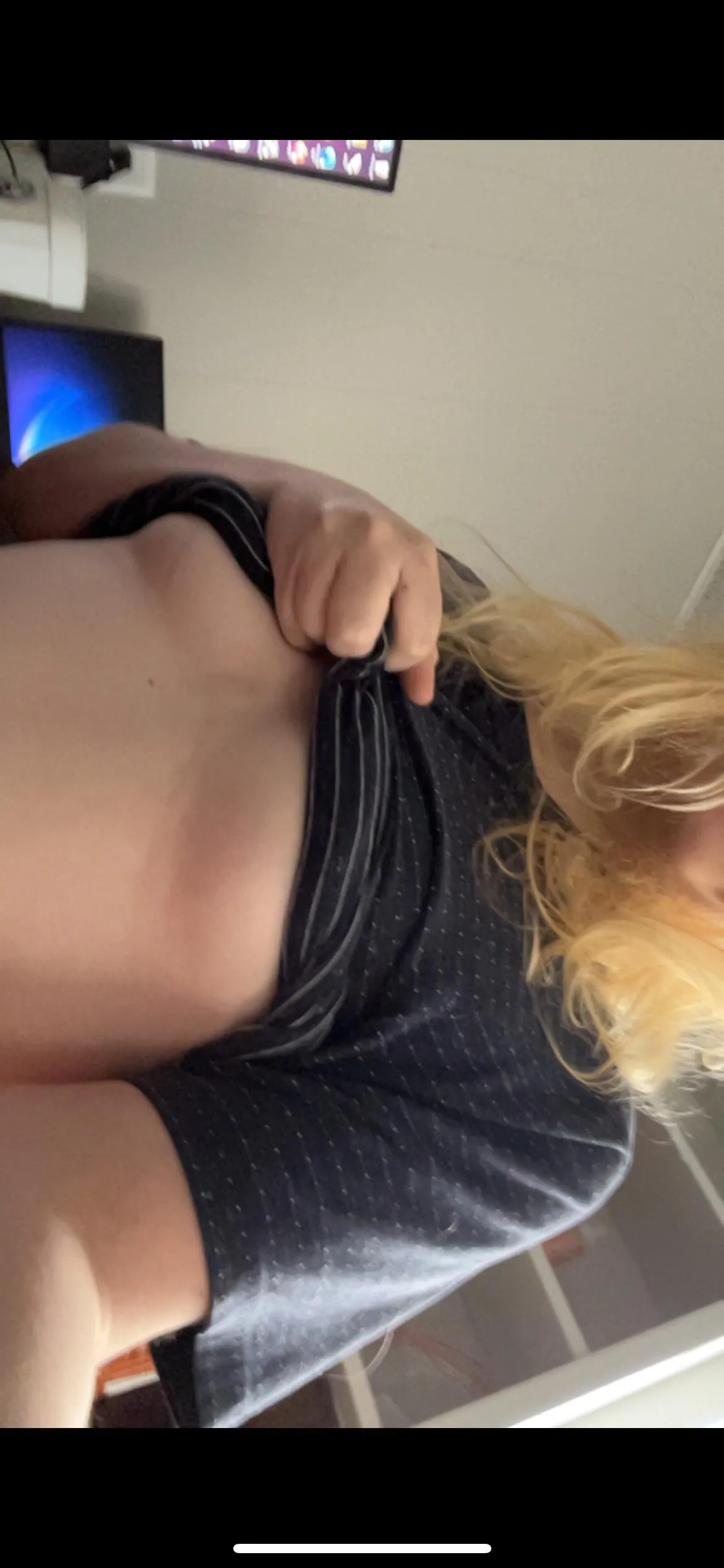 A little under boob 🤭