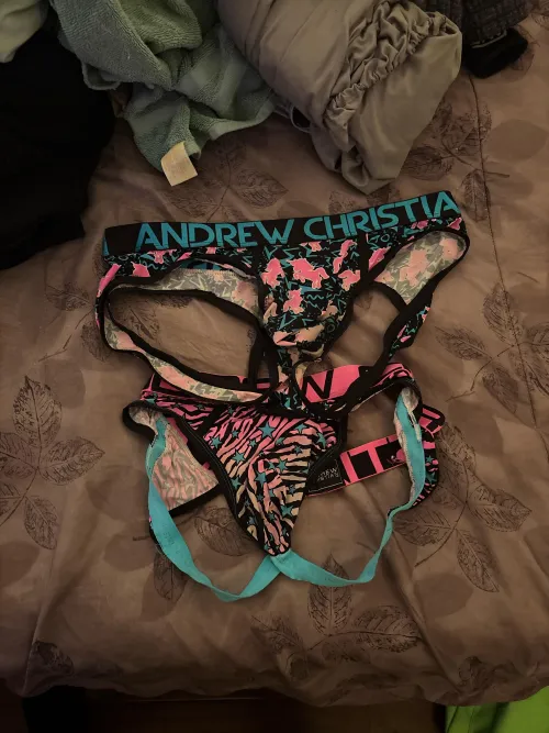 Anyone wanna buy these for about $10 each or best offer? Five large been worn a few times the top one has a string in the middle😘🤪