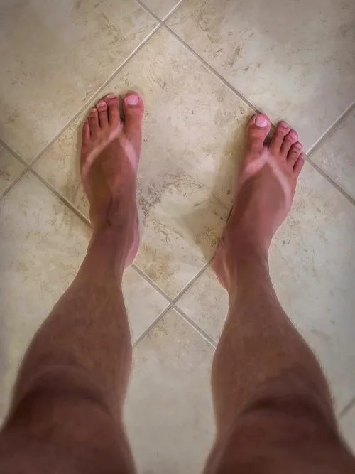 Do tan lines look nice on feet?