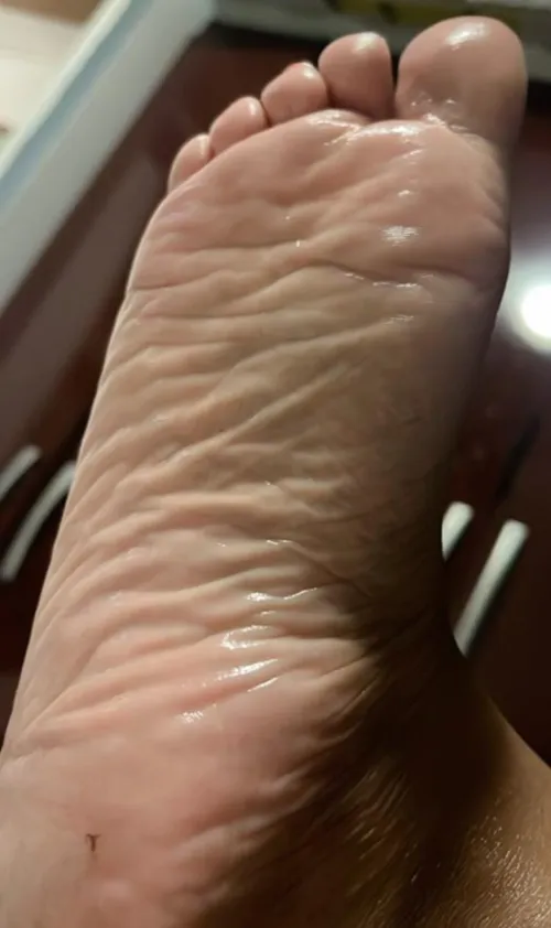 Enjoy my oily feet. There's nothing like worshipping wrinkly wet soles