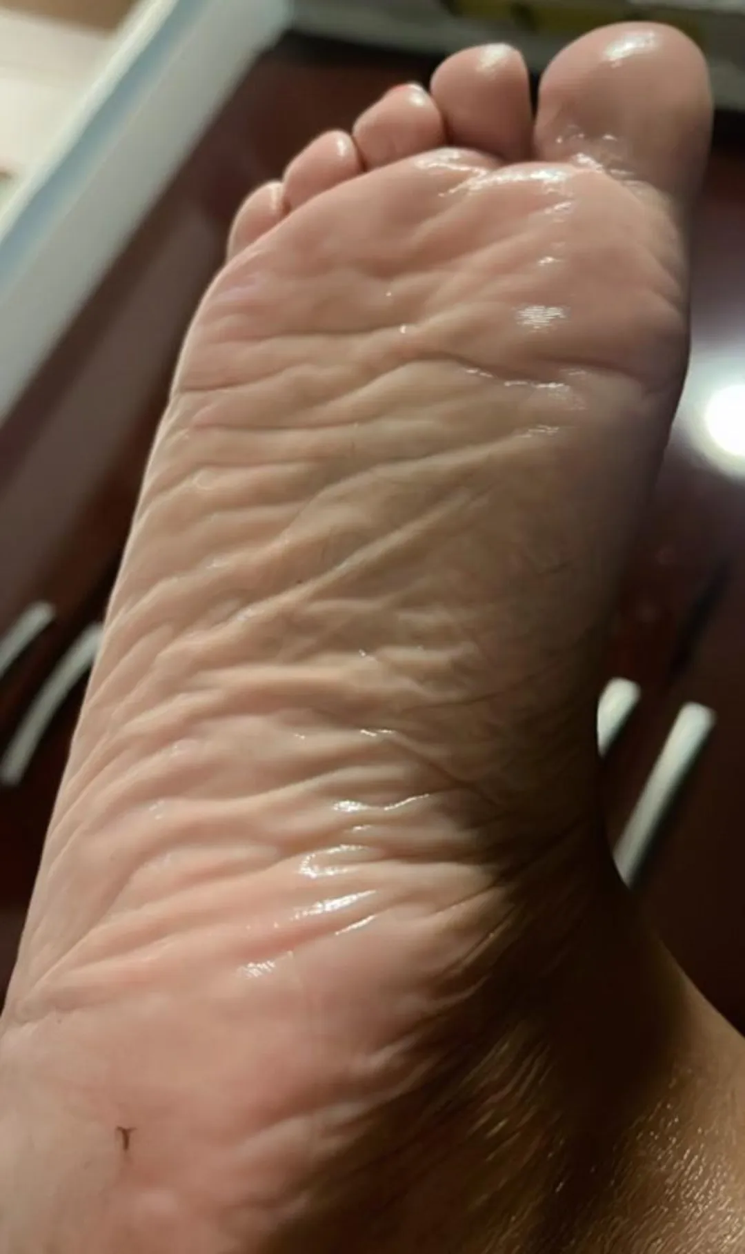 Enjoy my oily feet. There's nothing like worshipping wrinkly wet soles