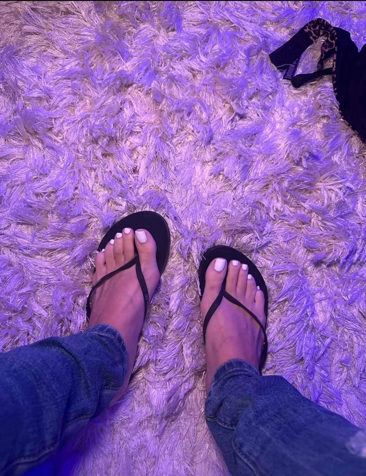Flip Flops & White Pedis ♥️
