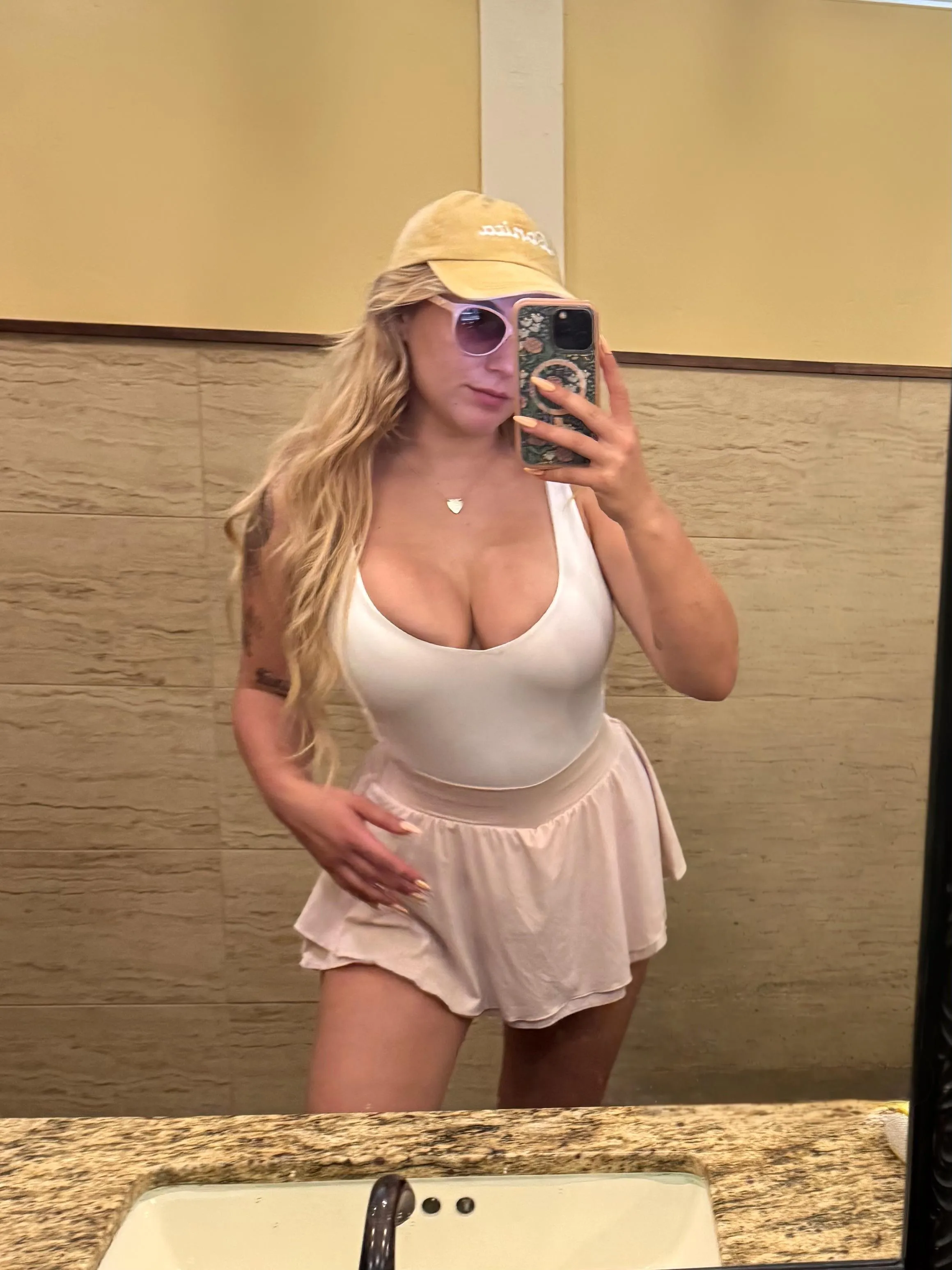 I flirted with the cart girl for free drinks, You can both call me Mommy 💕⛳️