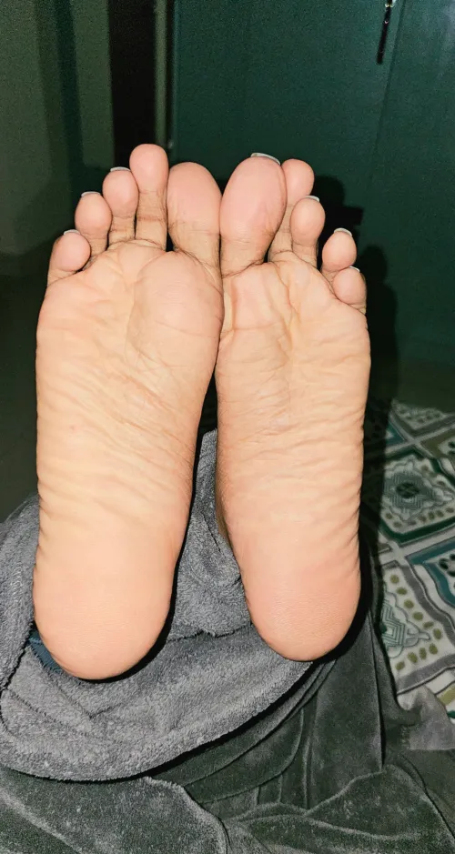 Its weekend already, time to release all your pent up foot fetish frustration!