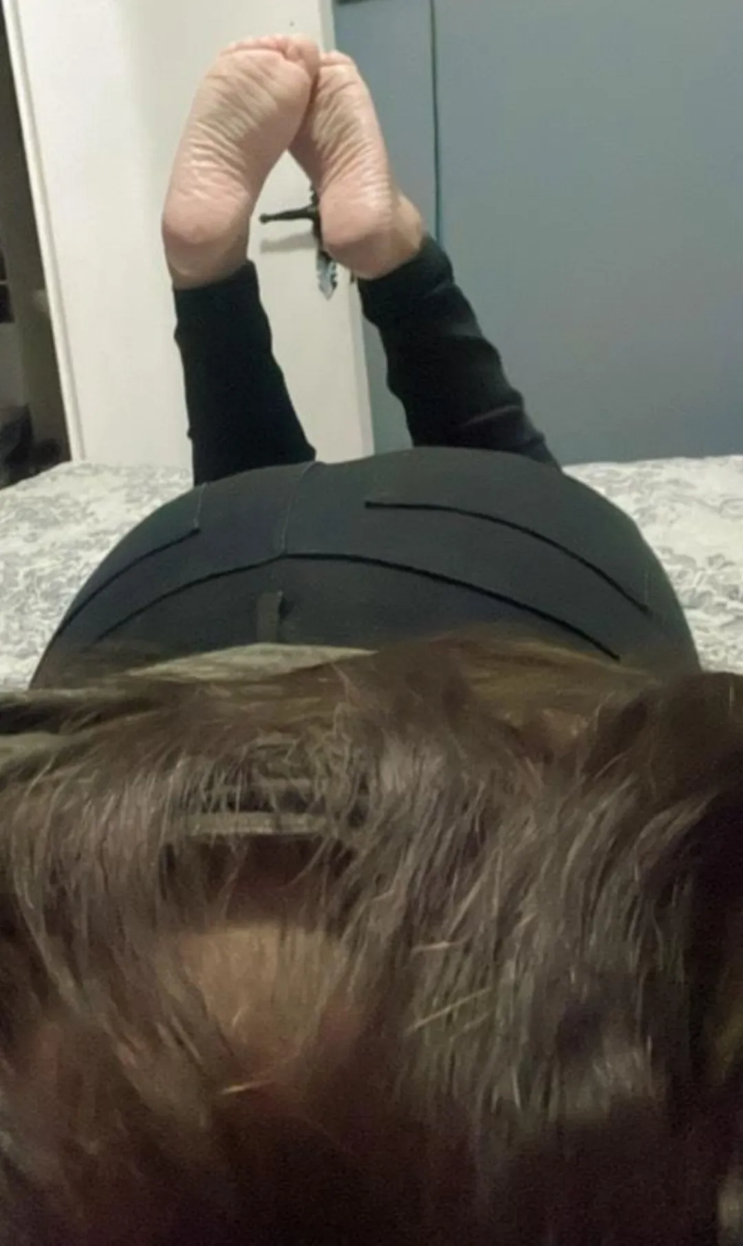 Round butt and bare feet, add some wrinkly soles and it's perfection.