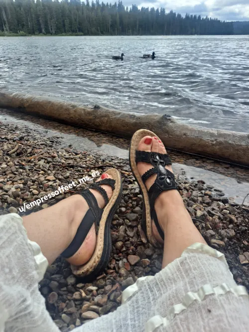 They just look so elegant in sandals😌