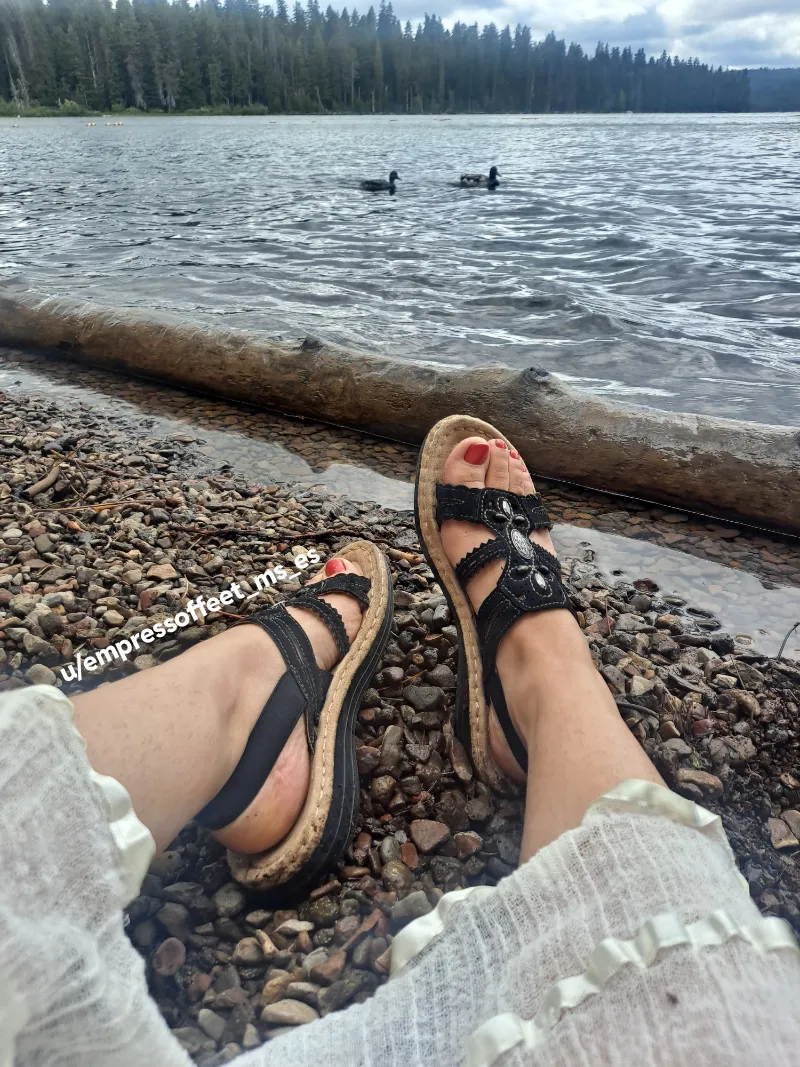 They just look so elegant in sandals😌