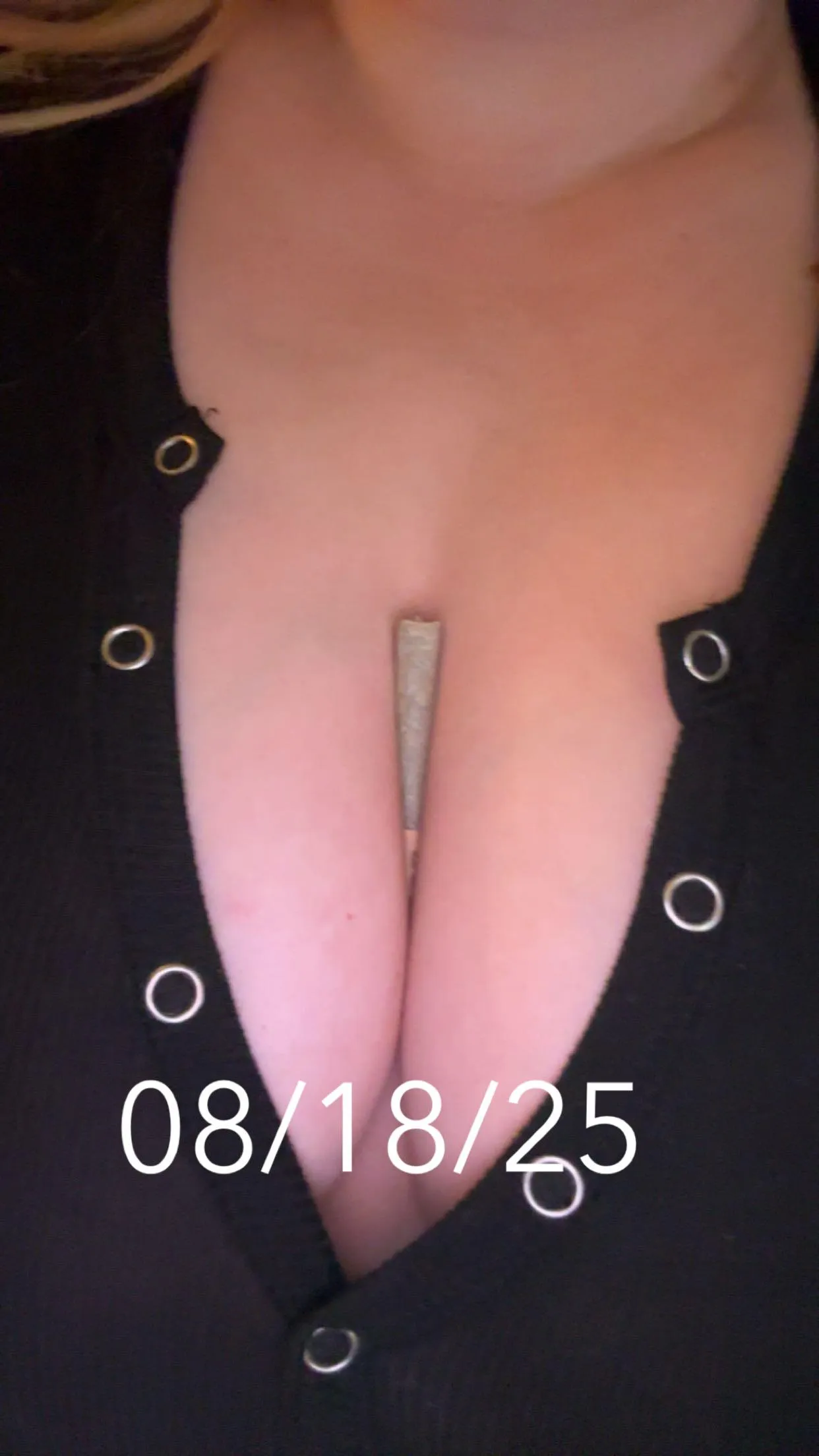 Wanna see me smoke it naked dm 😘😜