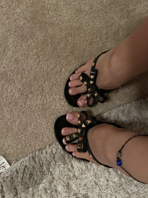 white tips, anklet, & flip flops doesn’t get any better than this 🙂‍↕️