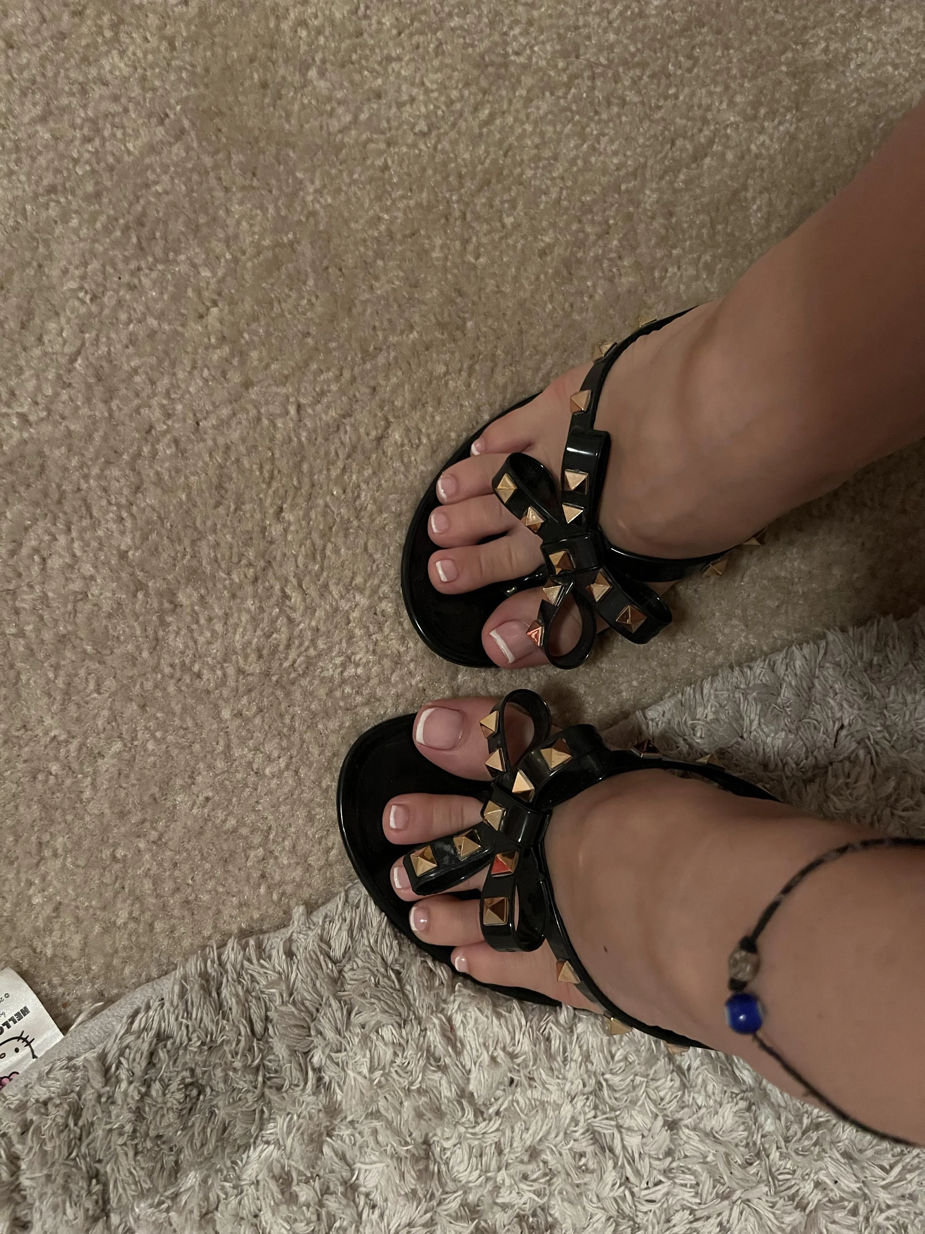 white tips, anklet, & flip flops doesn’t get any better than this 🙂‍↕️