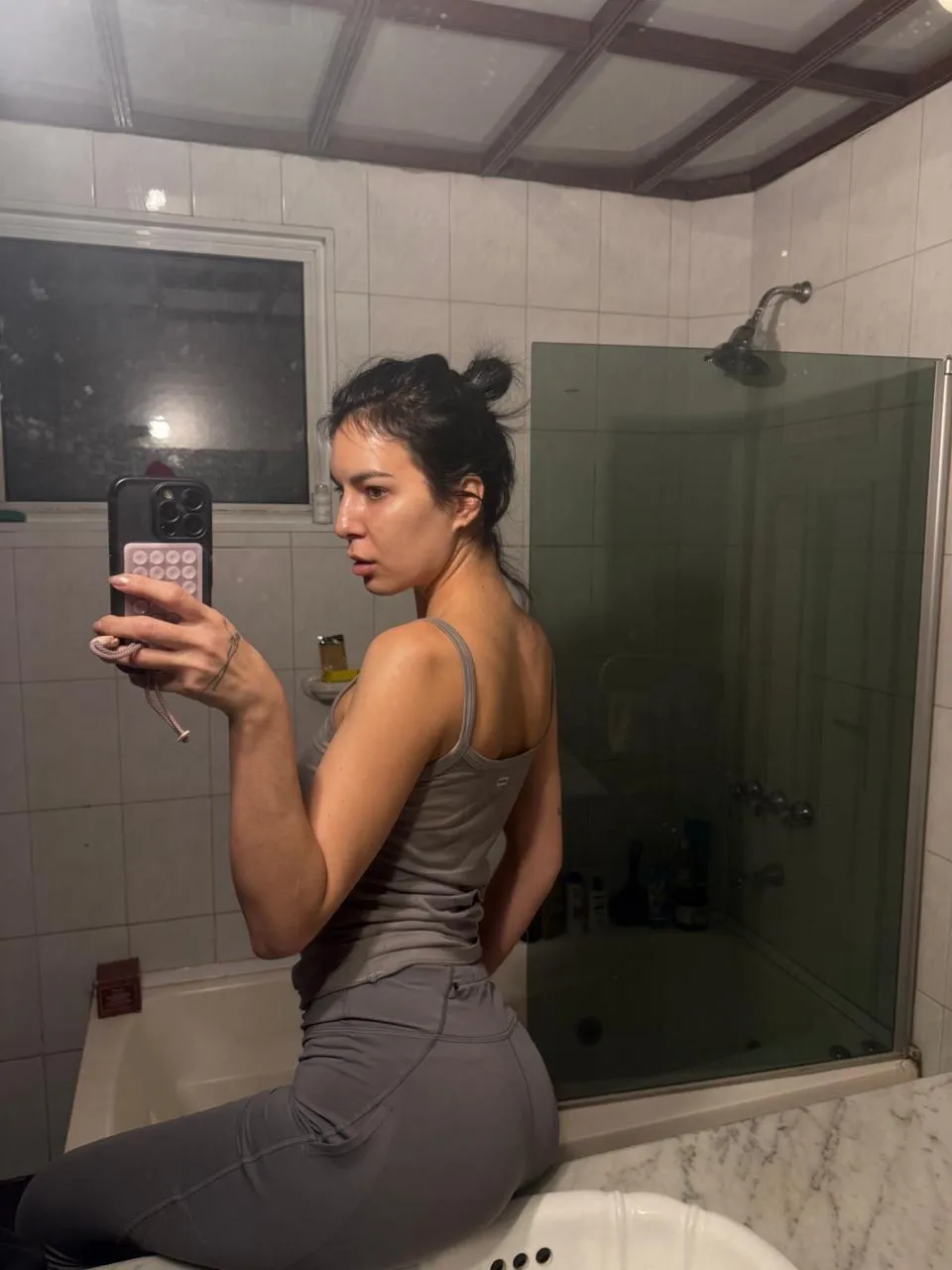 Who said mature women can’t wear leggings and look hot?