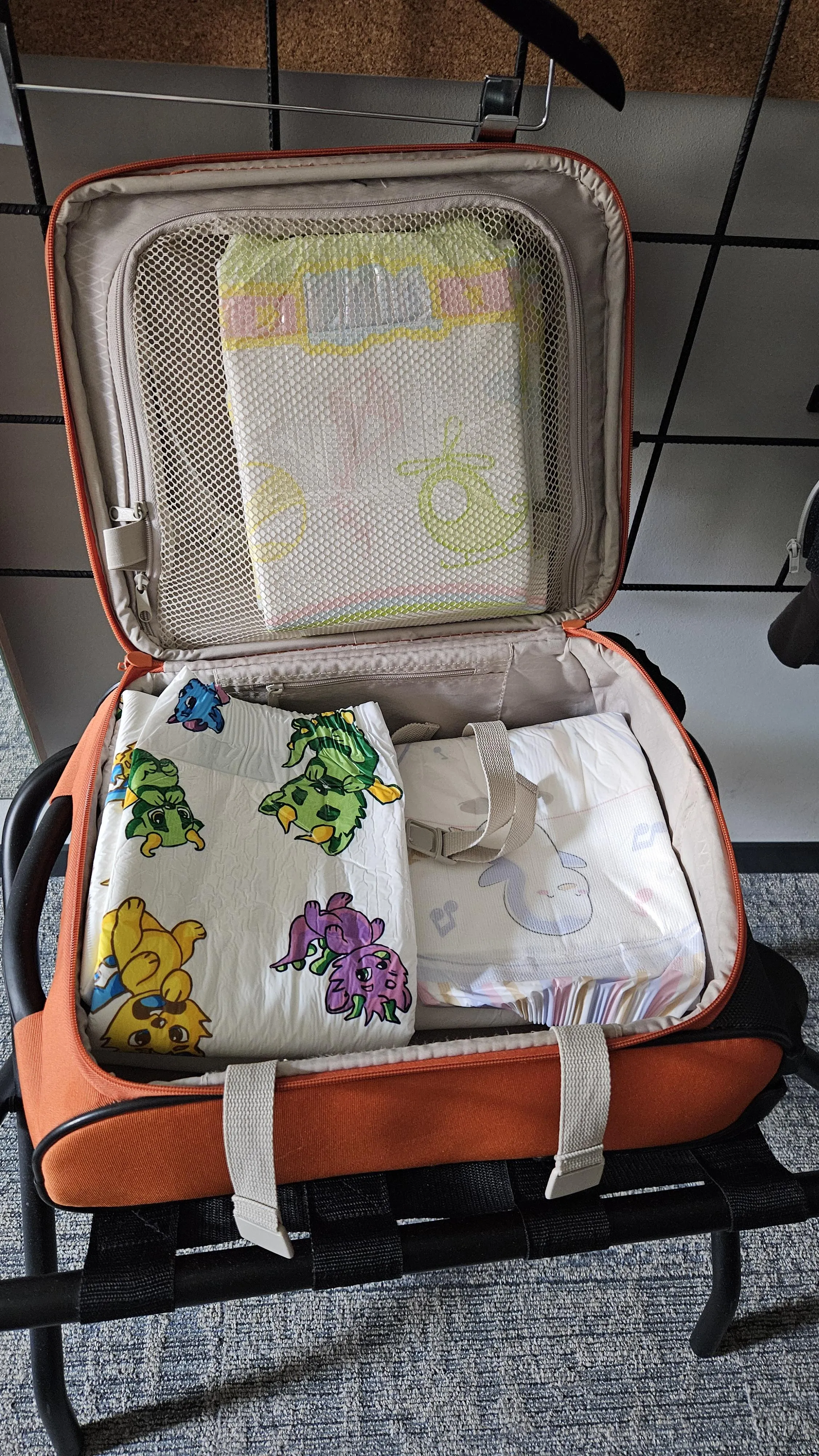 Don't forget spare diapers while traveling! ☝️